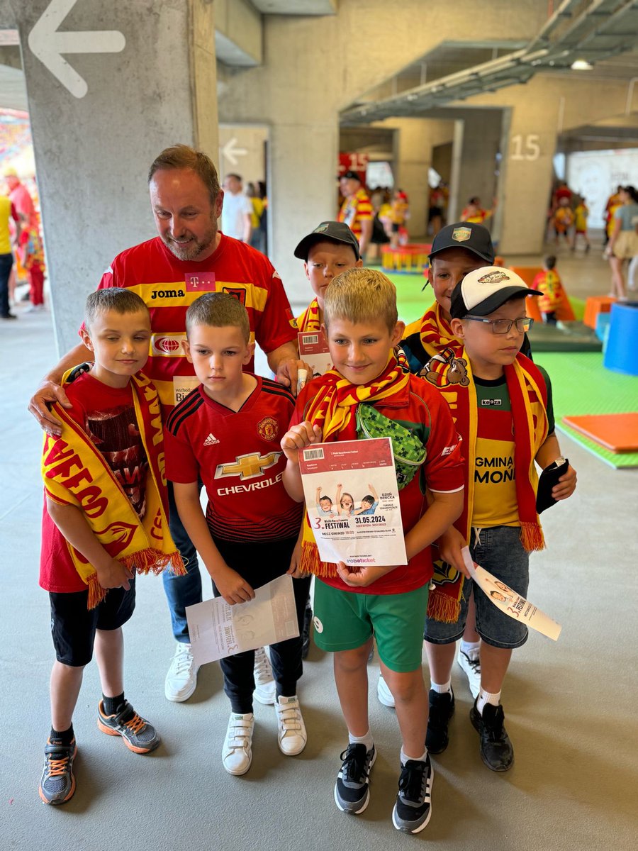 TFrankowski21's tweet photo. To zaszczyt być ambasadorem Młodej Ultry @Jagiellonia1920! 👋 Dziś jej wsparcie jest szczególnie potrzebne! Piłka ciągle w grze! 💪 #JAGWAR #JagaToMy #FinałSezonu https://t.co/x1dCyUOtvW