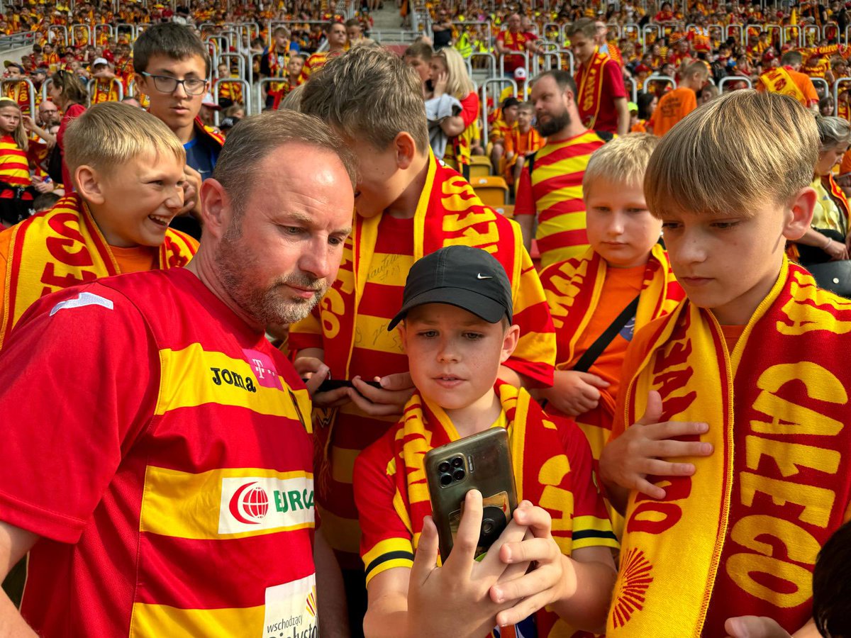 TFrankowski21's tweet photo. To zaszczyt być ambasadorem Młodej Ultry @Jagiellonia1920! 👋 Dziś jej wsparcie jest szczególnie potrzebne! Piłka ciągle w grze! 💪 #JAGWAR #JagaToMy #FinałSezonu https://t.co/x1dCyUOtvW