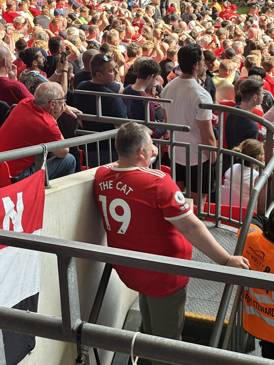 slack_mc's tweet photo. Nice catching up with @greg_carty at Wembley today. Barely recognised him https://t.co/QrJtSZOY5n