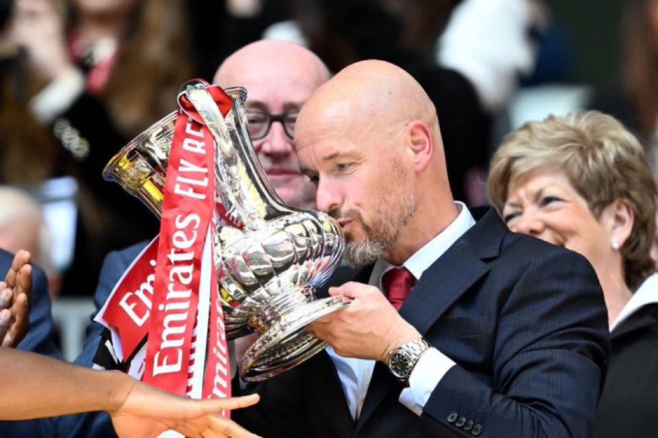 @ManUtd Erik Ten Hag 2 Saisons bei @ManUtd & 2 Trophäen 🏆 Carabao Cup und jetzt FA Cup Fans, Spieler und Mitarbeiter beenden die Saison mit einem Erfolg und die Zukunft sieht mit Garnacho, Mainoo und Hojlund rosig aus Ein paar Ergänzungen und wir sind startklar für die nächste Saison