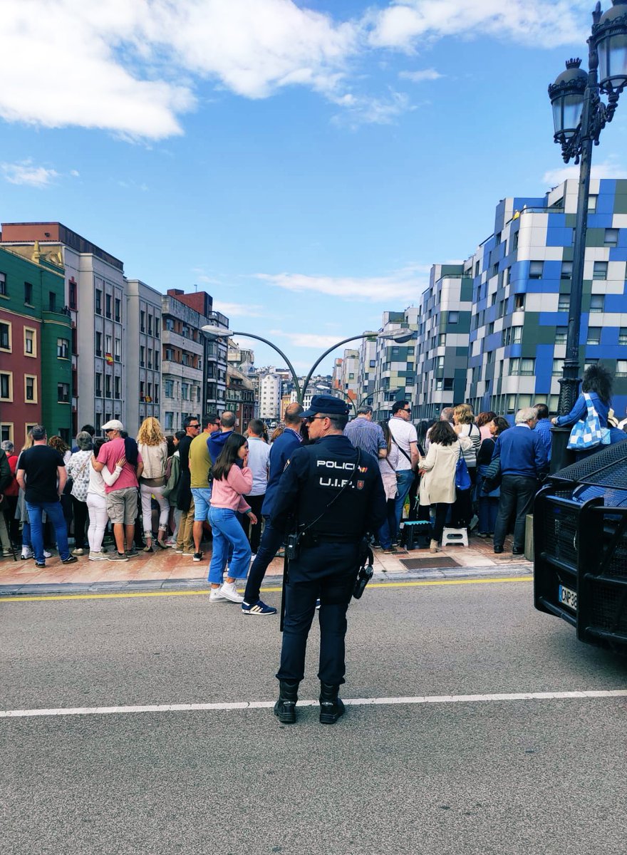 En el desfile terrestre con motivo del Día de las Fuerzas Armadas, acompañando a los tres Ejércitos y a la Guardia Civil, nuestros Antidisturbios @AntidisturbiosU. Gracias por vuestro servicio 🦁💙⚔️