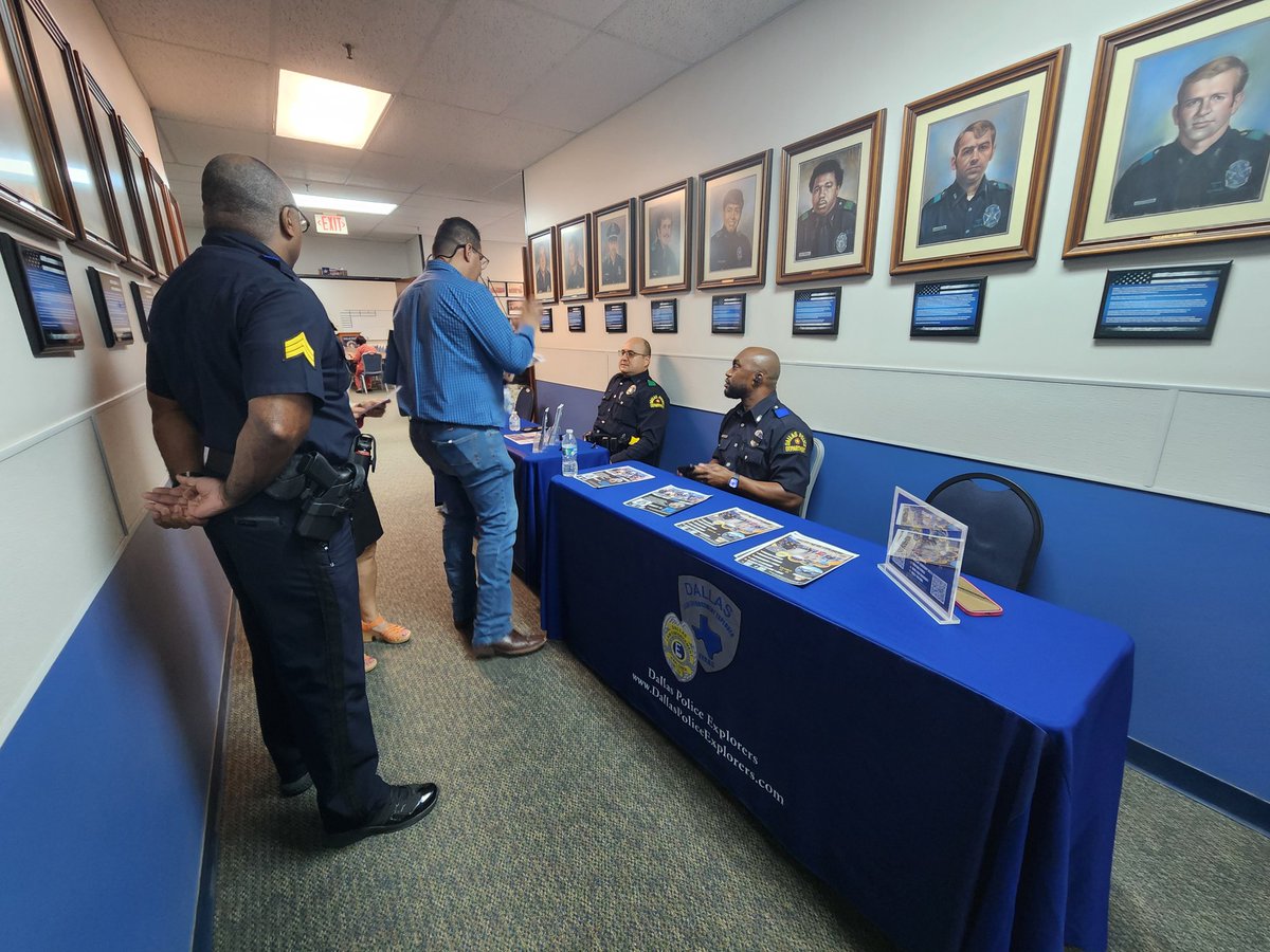 ExplorersDallas's tweet image. Explorer Advisors and PAL Officer Flores are at the Citizens Police Academy Graduation recruiting for the Explorer, Junior Explorer, and PAL programs! @DallasPD @DallasPAL @DPDUnidos @DPDJRExplorers #DallasPoliceExplorers #JoinDPD