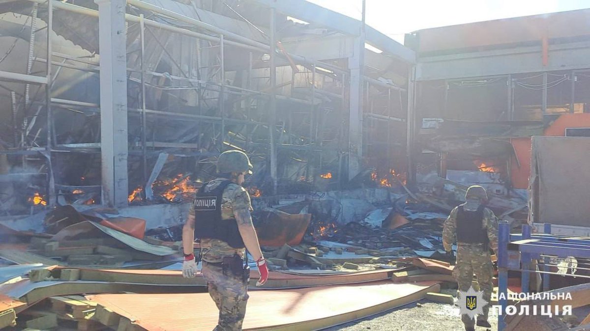 Харків. Внаслідок авіаударів по будівельному гіпермаркету 33 людини постраждали. Загинуло двоє осіб . Ліквідація пожежі триває.