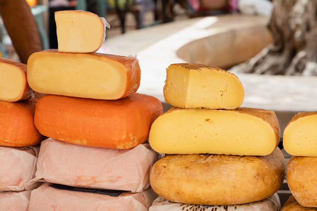 Discover the authentic taste of #Menorca with Maó-Menorca cheese 🧀 It's a product deeply rooted in the history and culture of the island since ancient times. With its protected designation of origin, it guarantees the highest quality and a unique flavour that captivates palates.