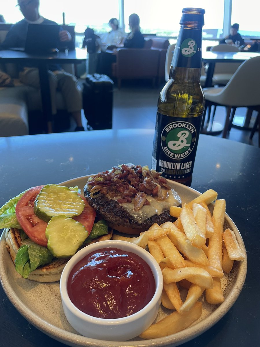 suchan_travel's tweet photo. そろそろ帰る時間に⏰
#NY
#soholounge
#JFK https://t.co/zU9jEoHyYV