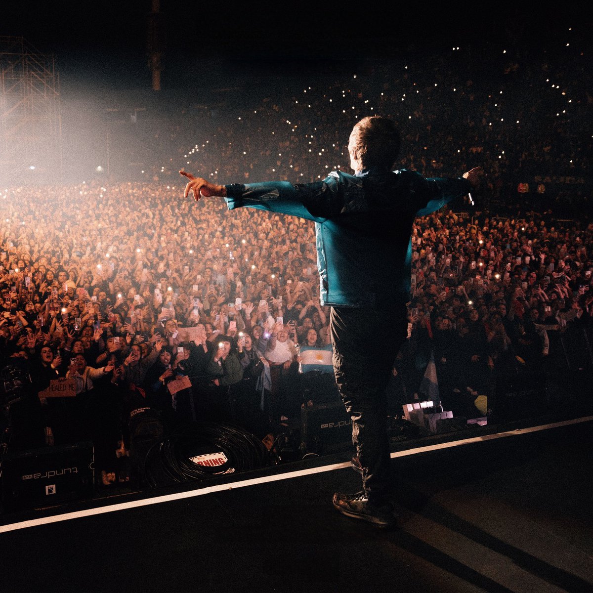 bunrry28's tweet image. la bandera, el público, él