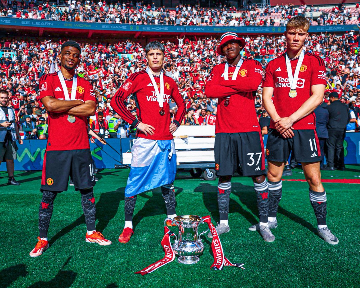 cold pics of Manchester United tweet media