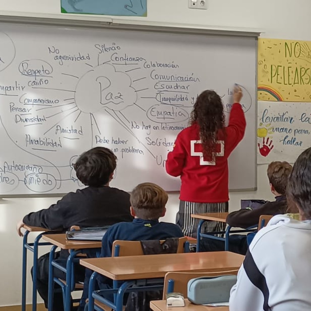 A través de talleres, juegos y multitud de actividades, formamos a la juventud con medidas de actuación en situaciones de violencia. 📷 @CruzRojaAND