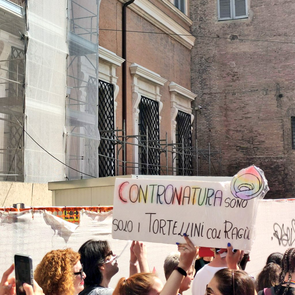 mightasmaayrkas's tweet image. sole, pioggia e arcobaleno 🌈🏳️‍🌈

a casa è tutta un&apos;altra musica 

#ModenaPride