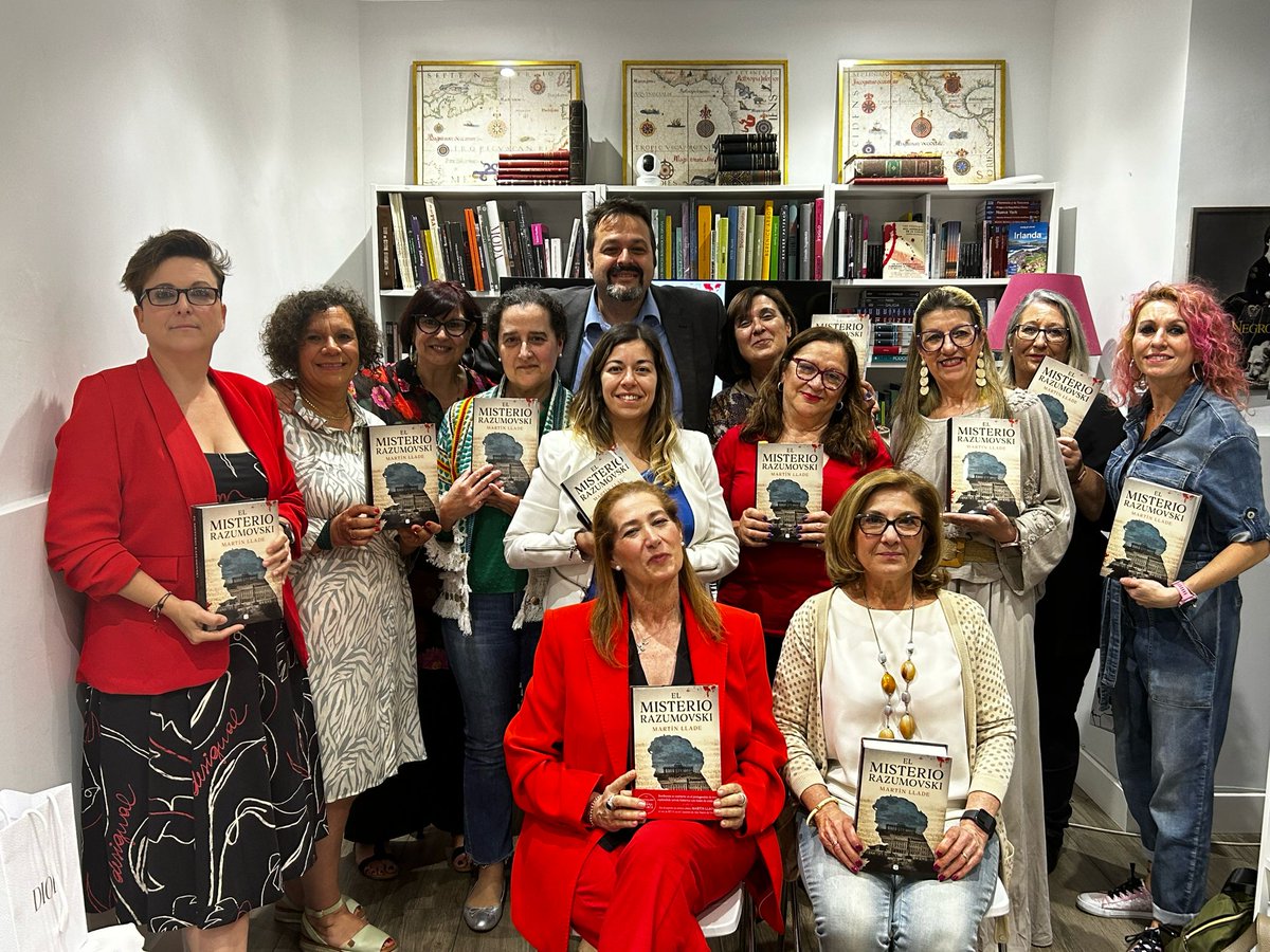 El jueves pasado estuve en la <a href="/LibreriaReno/">Librería Reno</a> en el primer club de lectura que lee mi novela "El misterio Razumovski". Gracias a Pepa Muñoz de <a href="/LOCURADELIBROS/">Pepa Locura de libros</a> y a todas las lectoras con las que compartí este encuentro tan especial. Aún estoy flotando.
<a href="/penguinlibros/">Penguin España 🐧📚</a> <a href="/EdicionesB_/">Ediciones B</a>