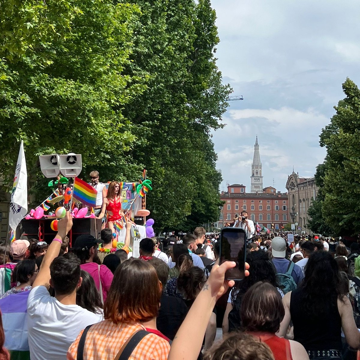 mightasmaayrkas's tweet image. sole, pioggia e arcobaleno 🌈🏳️‍🌈

a casa è tutta un&apos;altra musica 

#ModenaPride