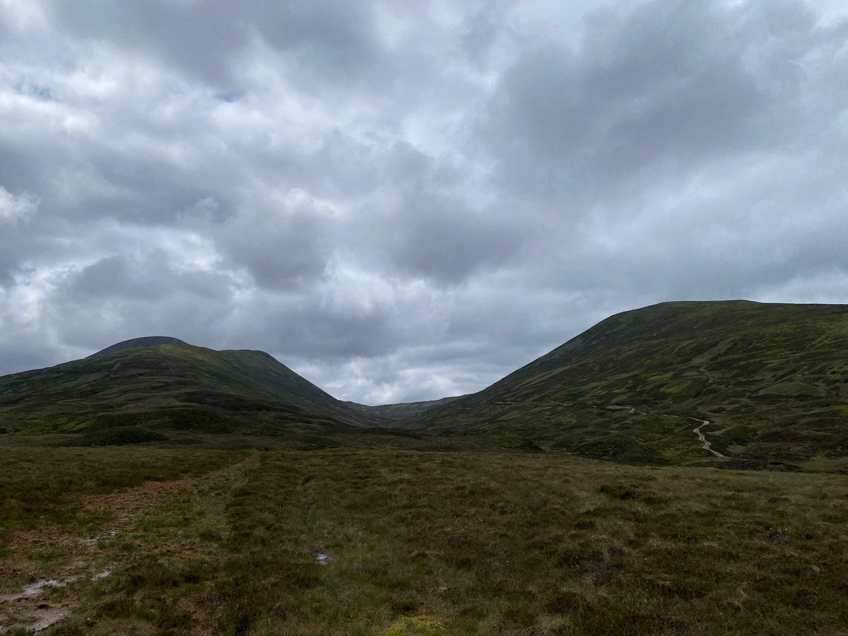 Not amazing photo weather, but ideal hiking weather to bag A' Mharconaich and Geal Chàrn using the @walkhighlands loop route. Amazing view down Loch Ericht with Ben Alder [unfortunately] with its head in the clouds.