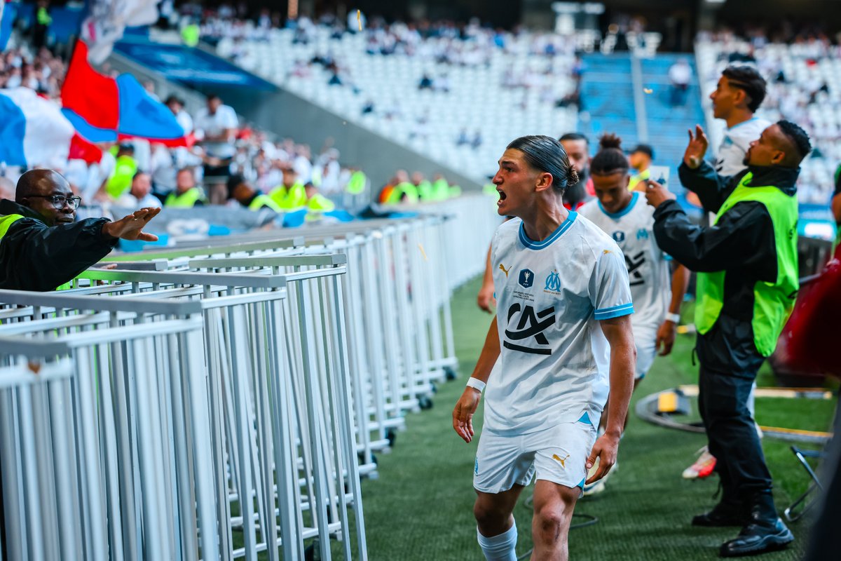 Iamvicow's tweet photo. L'AMOUR DU MAILLOTTTTT Gael Lafont qui vient faire face au KOP Lyonnais #OMASNL #Gambardella #TeamOM https://t.co/CpjhCwPI8m