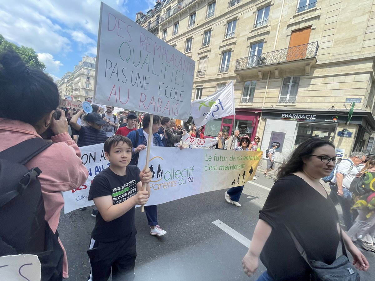 Parents94's tweet photo. 1️⃣5️⃣0️⃣0️⃣0️⃣ manifestants à Paris pour dire :
#NonAuxGroupesDeNiveau #NonÀLaCasseDeLEcolePublique  
#NousNeTrieronsPasNosElèves #NonAuChocDesSavoirs 
#OuiAuChocDesMoyens 

📢 @GabrielAttal : remballe ton tri social : on apprend ensemble, on vit ensemble, on fait société ensemble ✊ https://t.co/3vPsHonabi