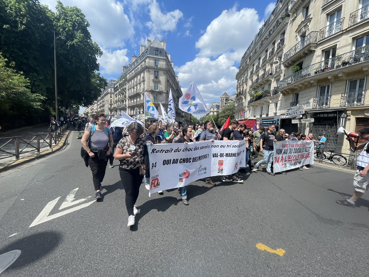 1️⃣5️⃣0️⃣0️⃣0️⃣ manifestants à Paris pour dire :
#NonAuxGroupesDeNiveau #NonÀLaCasseDeLEcolePublique  
#NousNeTrieronsPasNosElèves #NonAuChocDesSavoirs 
#OuiAuChocDesMoyens 

📢 <a href="/GabrielAttal/">Gabriel Attal</a> : remballe ton tri social : on apprend ensemble, on vit ensemble, on fait société ensemble ✊
