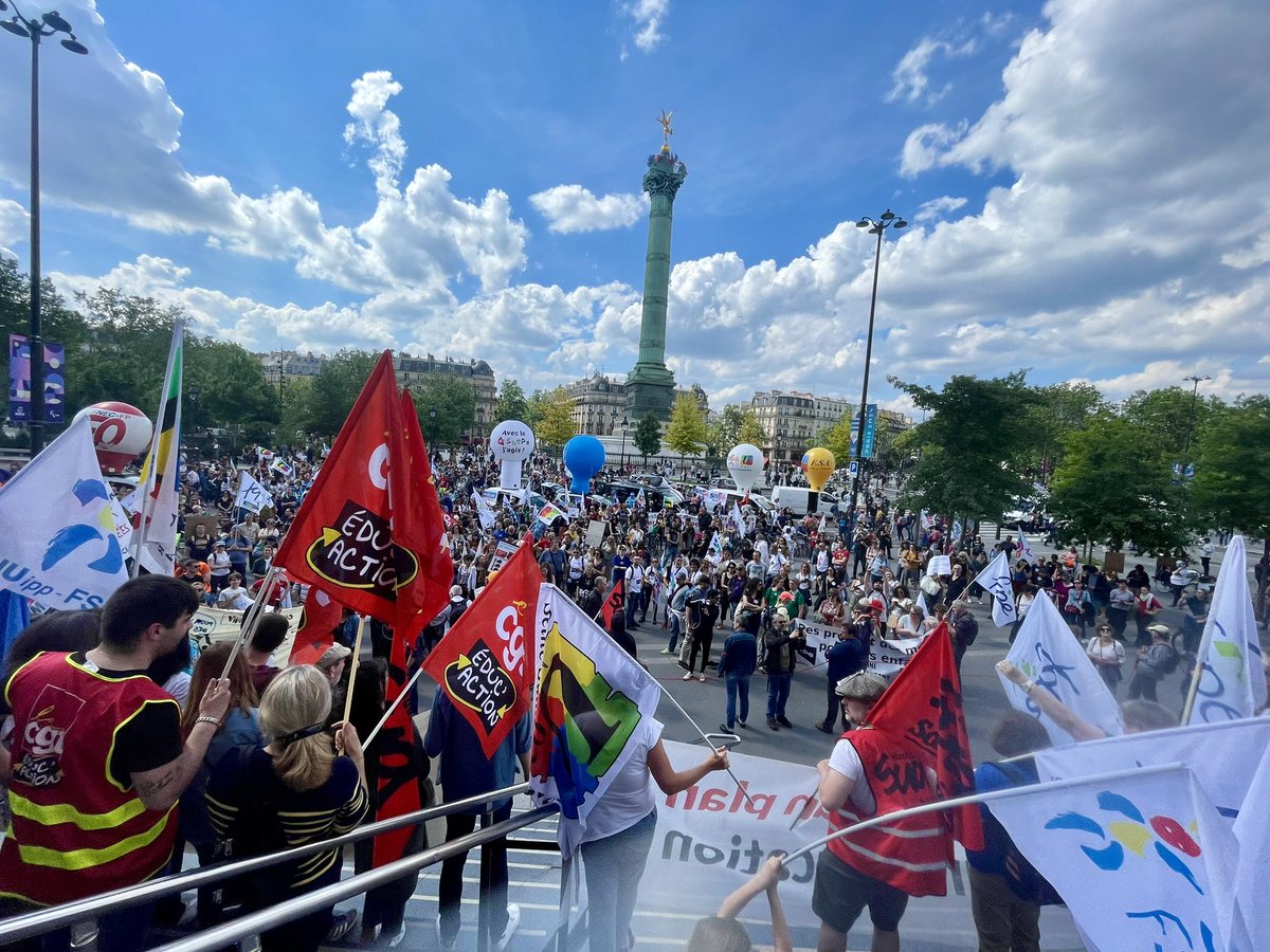 Parents94's tweet photo. 1️⃣5️⃣0️⃣0️⃣0️⃣ manifestants à Paris pour dire :
#NonAuxGroupesDeNiveau #NonÀLaCasseDeLEcolePublique  
#NousNeTrieronsPasNosElèves #NonAuChocDesSavoirs 
#OuiAuChocDesMoyens 

📢 @GabrielAttal : remballe ton tri social : on apprend ensemble, on vit ensemble, on fait société ensemble ✊ https://t.co/3vPsHonabi