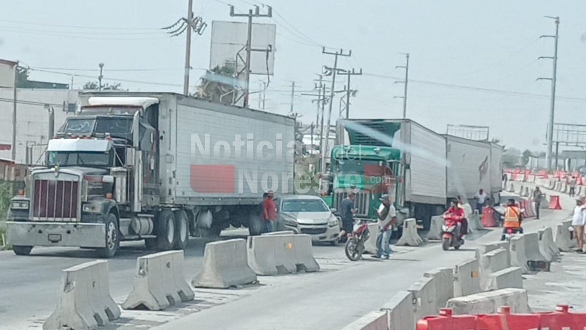 NotiNoreste's tweet photo. ⚠️ ACCIDENTE PHARR
#AlMomento se registra accidente vial en acceso a puente #Pharr con dirección a Estados Unidos. Precaución #Reynosa https://t.co/rf1odY94en