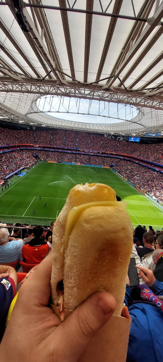 Admito que no es el bokata de tortilla (eso solamente cuando juega el Athletic) pero la foto es como las de @UsuaMatesanz en San Mamés 🏟💜🤭 #elúltimobokataenSanMamésdelatemporada20232024