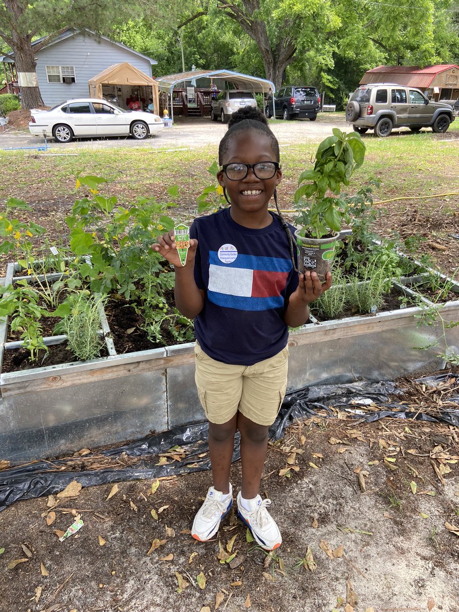 RachelRippKMBC's tweet photo. Be sure to tune in tonight to @WLTX at 6 and 11 p.m. ET to learn about how this young man turned a vision into reality! 🌻🌶️🥦🫑🥔 #PeytonsPlace #BL #Batesburg #Leesville #SC https://t.co/lvxZlNasDN