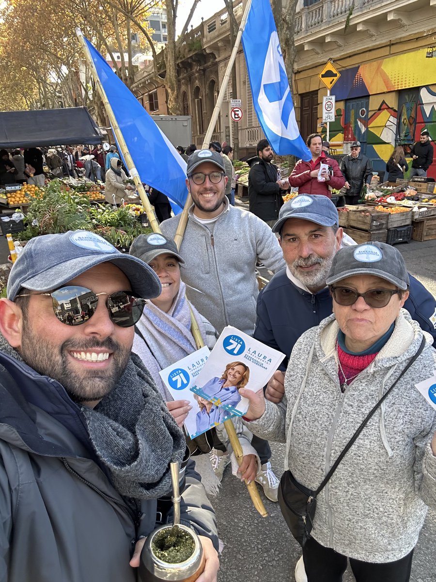 📍FERIA CALLE SALTO

A pesar de la helada, estuvimos presentes con la @lista71 en la feria de Salto y Maldonado acercando las propuestas de @lauraraffo a los vecinos del municipio.

#HagamosHistoria