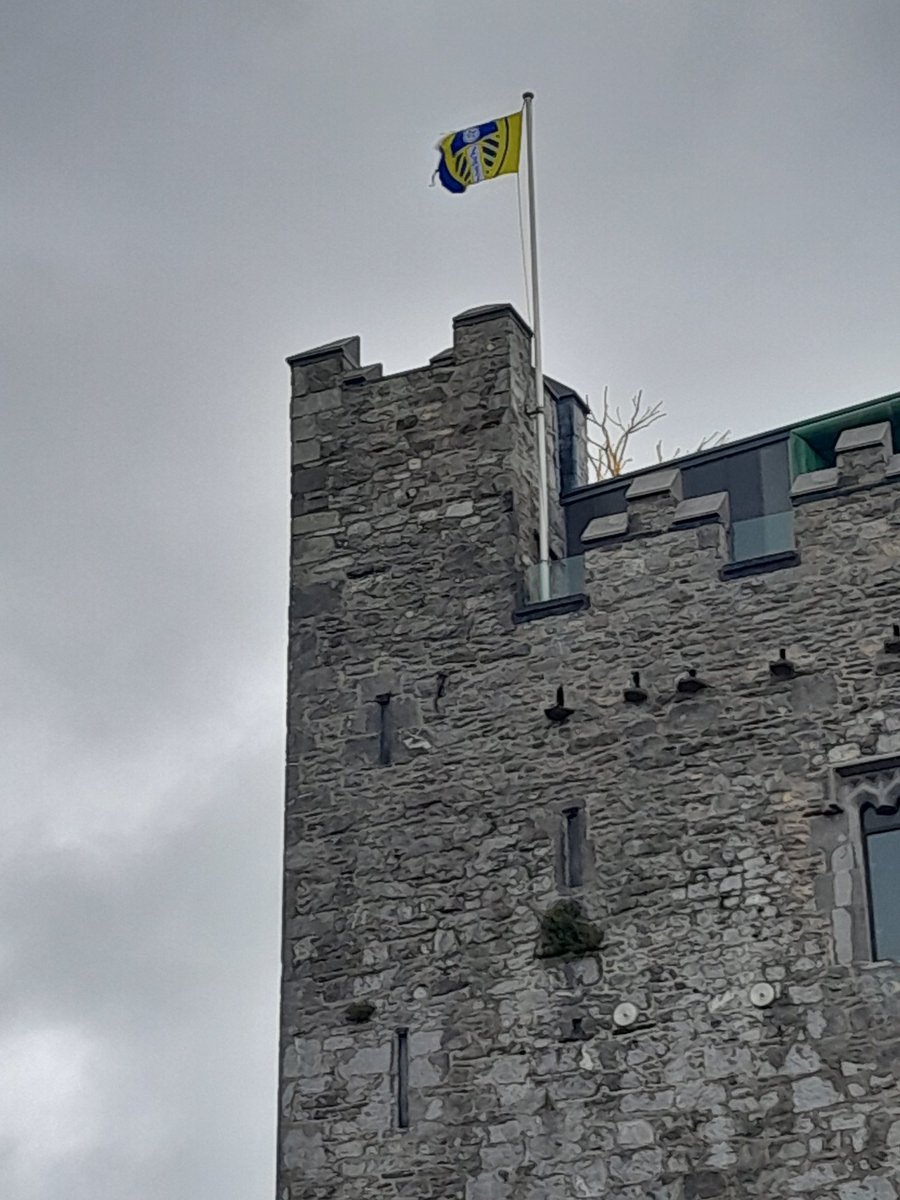 Well done to whoever put the Leeds flag at full mast down at Cobh Castle in Cork must say what a beautiful sight #lufc #mot