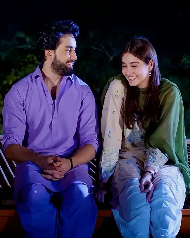 اے حُور نُما ، اے گندم گُوں
تجھے دیکھ کے ٫ جی لَلچاتا ھے
تیرے سُر ساگر کی ٫ لہروں پر
میرا دِل دریا ٫ بَل کھاتا ھے

"انور شعوؔر"