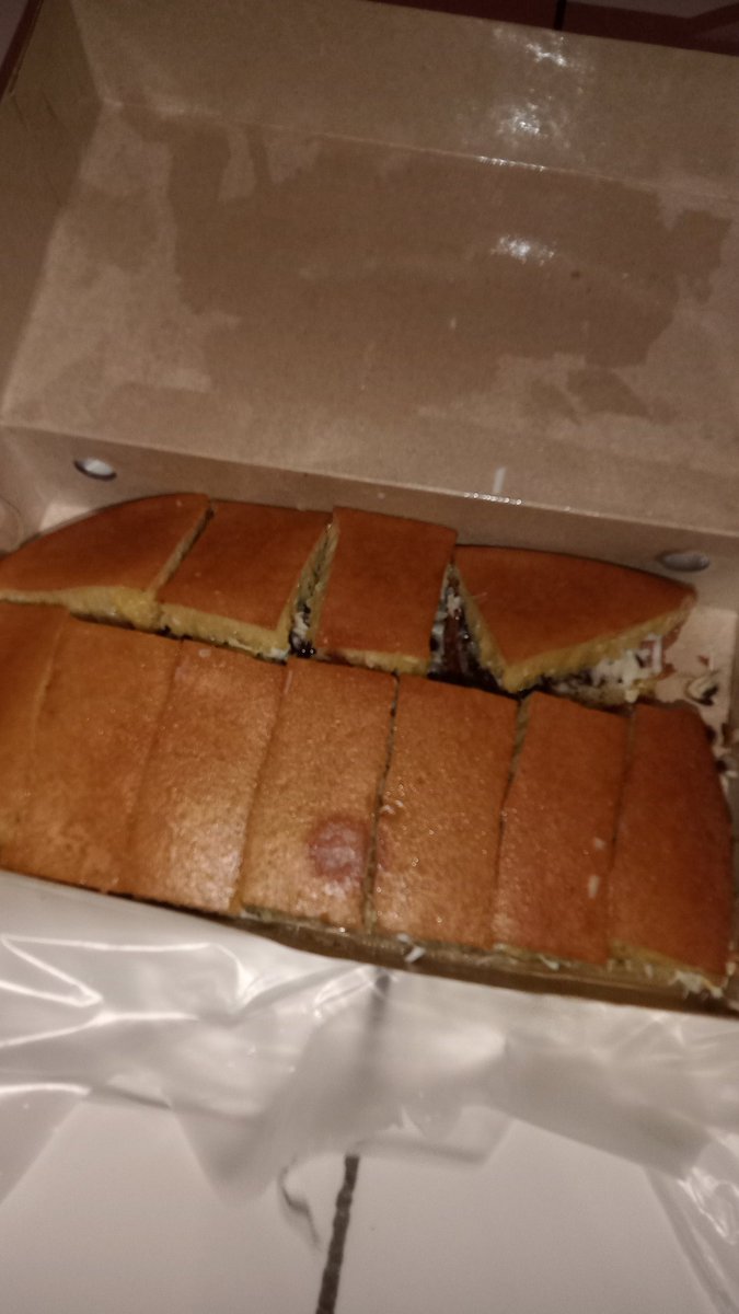 apa aku harus makan martabak di jam segini? soalnya gabut bangettt bingung mau ngapain😔