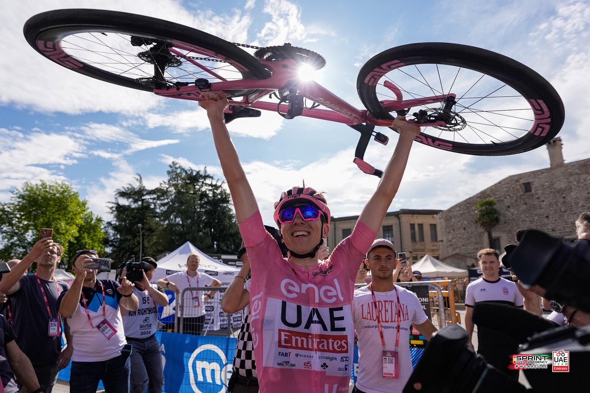 TeamEmiratesUAE's tweet image. How’s everyone feeling?!🤩💗 

#UAETeamEmirates #WeAreUAE #GirodItalia #Giro