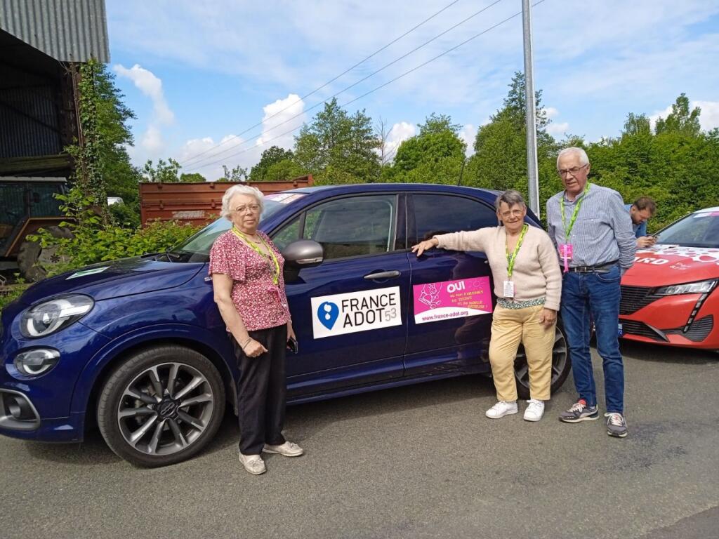 53Adot's tweet photo. Seconde étape en ligne des @boucles53 entre #LeHam et #VillainesLaJuhel toujours en présence des bénévoles de #FranceADOT53 dans la caravane
#Merci au très nombreux public présent sur le bord des routes de la #Mayenne.
#JeDemandeMaCarteDambassadeurDuDonDorganes https://t.co/N0YmyH2qxP