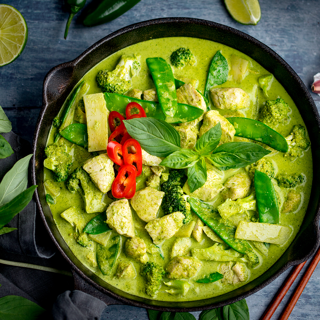 My deliciously rich and aromatic Thai green chicken curry recipe with homemade curry paste. 😋 The green colour comes from the large bunch of coriander (cilantro), spring onions and green chillies too. kitchensanctuary.com/thai-green-chi… #Thaigreencurry #kitchensanctuary #curry #foodpic