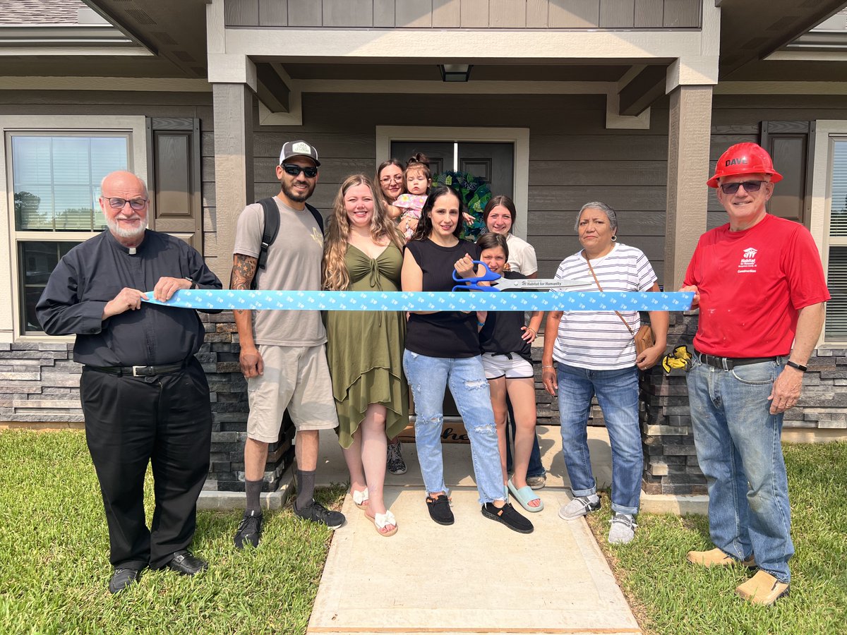 HabitatMCTX's tweet photo. Congrats Venessa on your home dedication! Interested in helping to construct affordable homes in Montgomery County, Texas? Reach out to us today to learn how you can get involved! 💙💚
#HabitatMCTX #HomeDedication #CommunitySupport #NewBeginnings https://t.co/2rB8FqGriJ
