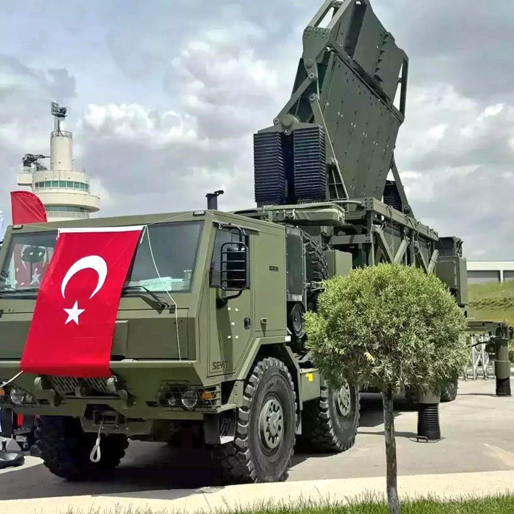 Aselsan tarafından yerli ve milli imkanlarla geliştirilen ve ülkenin en uzun menzilli radarı olan taşınabilir erken ihbar radar sistemi 'ALP 300-G' törenle Türk Silahlı Kuvvetleri'ne teslim edildi.
