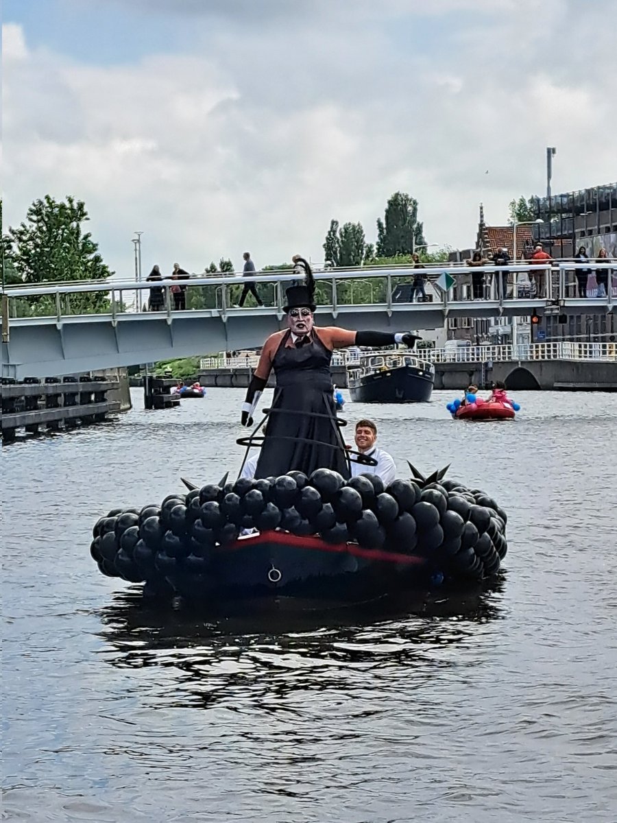Grachtenparade #Alkmaar #Pride 2024 was weer super gaaf. Dit evenement groeit uit tot HET Pride Event van Noord-Holland Noord! Ook <a href="/gemDijkenWaard/">Gemeente Dijk en Waard</a> had een eigen boot en ook <a href="/Gem_DenHelder/">Gemeente Den Helder</a> en <a href="/ProvincieNH/">Noord-Holland</a> gedeputeerde <a href="/RosanKocken/">Rosan Kocken</a> waren aanwezig. #LoveIsLove . <a href="/alkmaarpride/">Alkmaar Pride</a>
