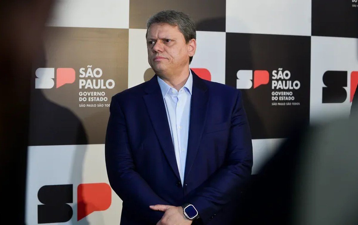 Privatizar a educação pública beneficia apenas os tubarões da educação.
Governador de SP propõe PEC que reduz investimento em educação e avança com privatizações, gerando preocupações sobre o futuro da escola pública e as condições de trabalho no setor.