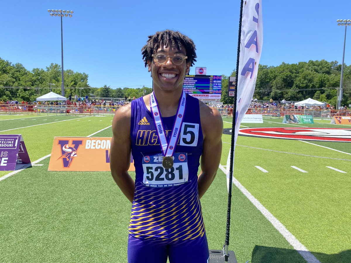 BryanHudnellTV's tweet photo. 🥇NEW STATE RECORD! 🥇

Congratulations to @KewpiesT_F’s Langston Thomas for winning the Class 5 100m dash with a time of 10.37! Incredible run. @KRCG13 @KewpAthletics https://t.co/dZMx85xeCY