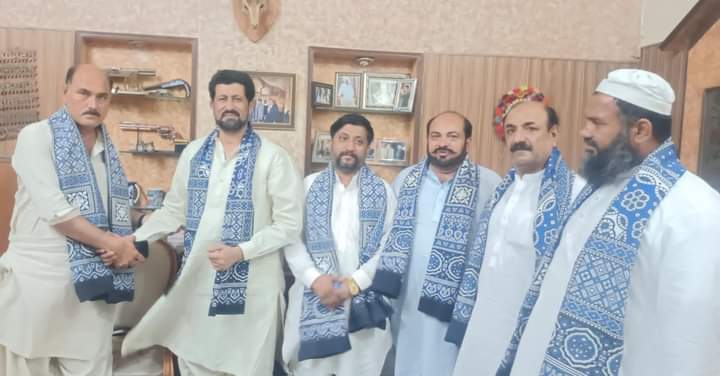 Faraznoonsdp's tweet photo. صوبائی صدر SDP نعیم احمد خاں ڈاہا کی قیادت میں سیاسی و سماجی شخصیات کی SDP میں شمولیت رانا فراز نون کا سرائیکی اجرک پہنا کر ویلکم..
#SDPUpdate https://t.co/9NPpHayzmP