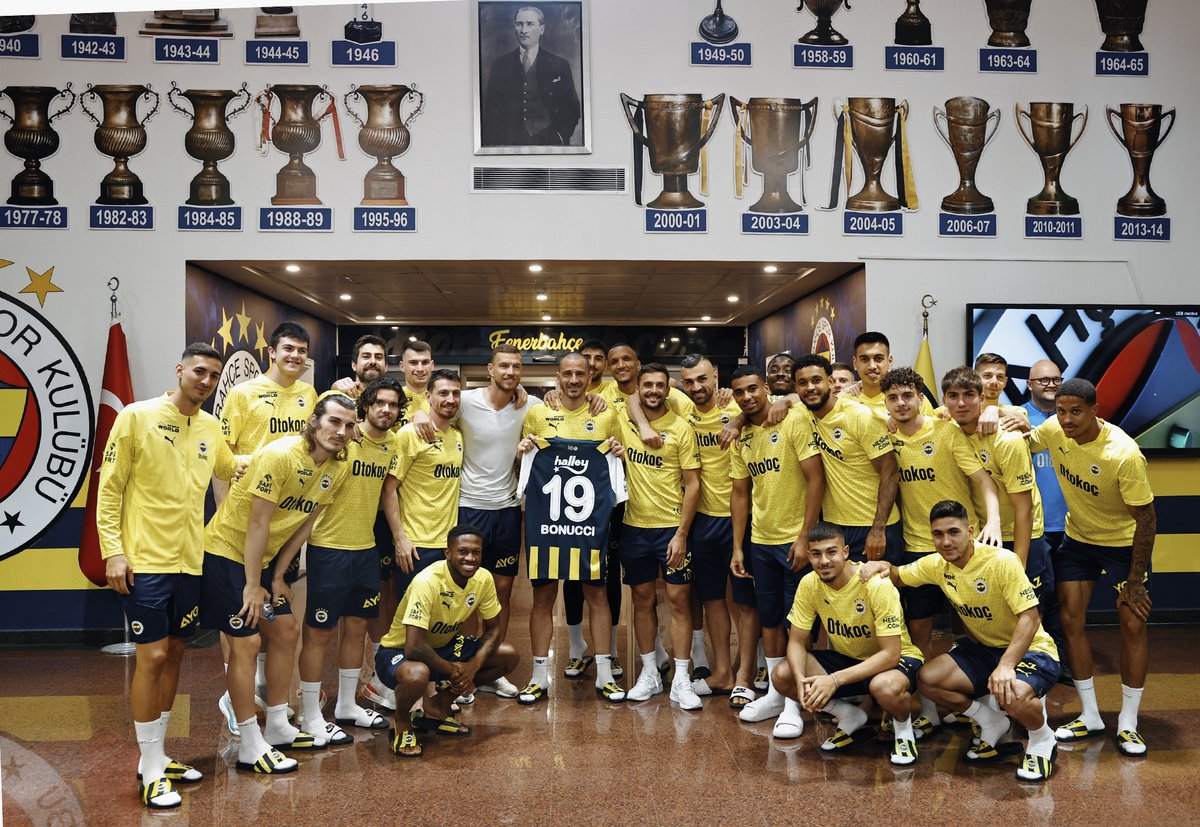 Yarın aktif futbolculuk kariyerini noktalayacak olan Leonardo Bonucci’ye, Teknik Direktörümüz İsmail Kartal ve oyuncularımız tüm takımın imzaladığı Fenerbahçe forması hediye etti.

👉 fenerbahce.org/haberler/futbo…