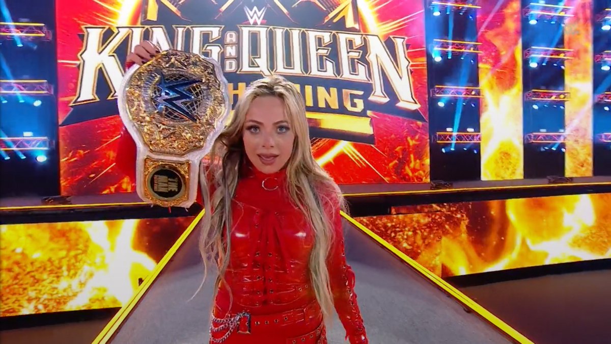 MonsieurCatch's tweet photo. Nouvelle championne ! Dans une fin assez pévisible ! #WWEKINGANDQUEEN https://t.co/M2RYgsZh9K