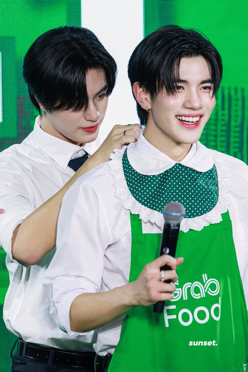 polaris__0310's tweet photo. 230524 |  คนข้างหลังตั้งใจมาก 

@gemini_ti  @tawattannn

#เจมโฟ้ดชวนชิมOnlyatGrab
#GFxOnlyAtGrab #dayoffxgmnf 
#Gemini_NT #เจมีไนน์ #Fourthnattawat 
#โฟร์ทณัฐวรรธน์ https://t.co/gWAZpvxIbS
