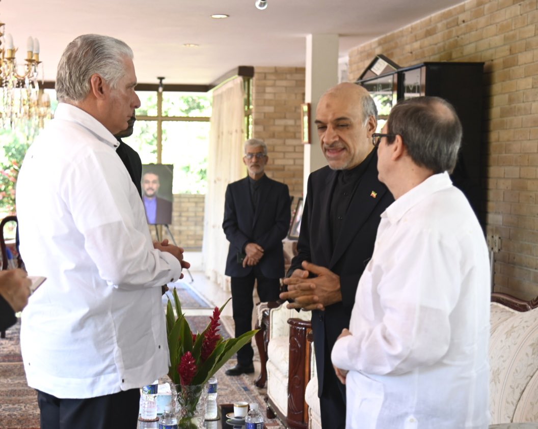 | #Cuba 🇨🇺 #CanalCaribe |

 El presidente @DiazCanelB  y el canciller @BrunoRguezP acudieron a la Embajada de Irán 🇮🇷 en La Habana para expresar condolencias por el fallecimiento del Presidente iraní, Dr. Sayed Ebrahim Raisi, y sus acompañantes. 

🔗@CubaMINREX