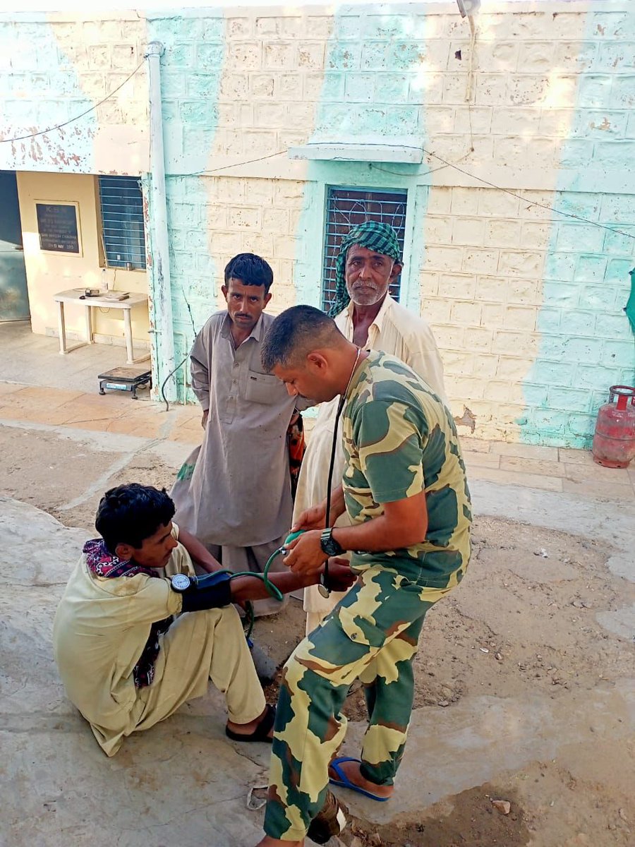 BSF_Rajasthan's tweet photo. On 25 May 2024,Troops of #BSF Jaisalmer(S) provided medical assistance to a villager who suffered heat stroke as the temp in desert villages along Indo-Pak border is nearing 50°C. He was evacuated to nearest Border out Post and given treatment in #Jhalaria area.
#FriendsOnBorder https://t.co/RfqglA6WaI