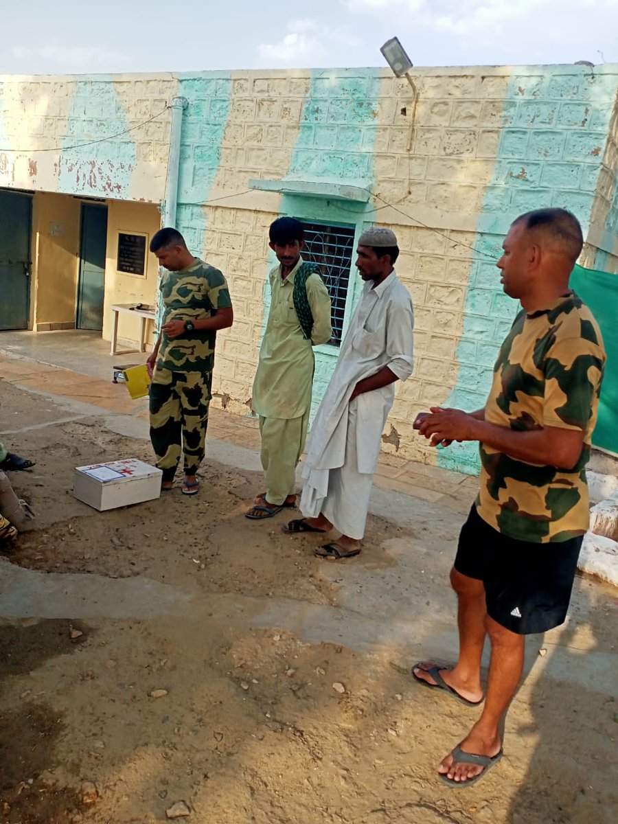 BSF_Rajasthan's tweet photo. On 25 May 2024,Troops of #BSF Jaisalmer(S) provided medical assistance to a villager who suffered heat stroke as the temp in desert villages along Indo-Pak border is nearing 50°C. He was evacuated to nearest Border out Post and given treatment in #Jhalaria area.
#FriendsOnBorder https://t.co/RfqglA6WaI