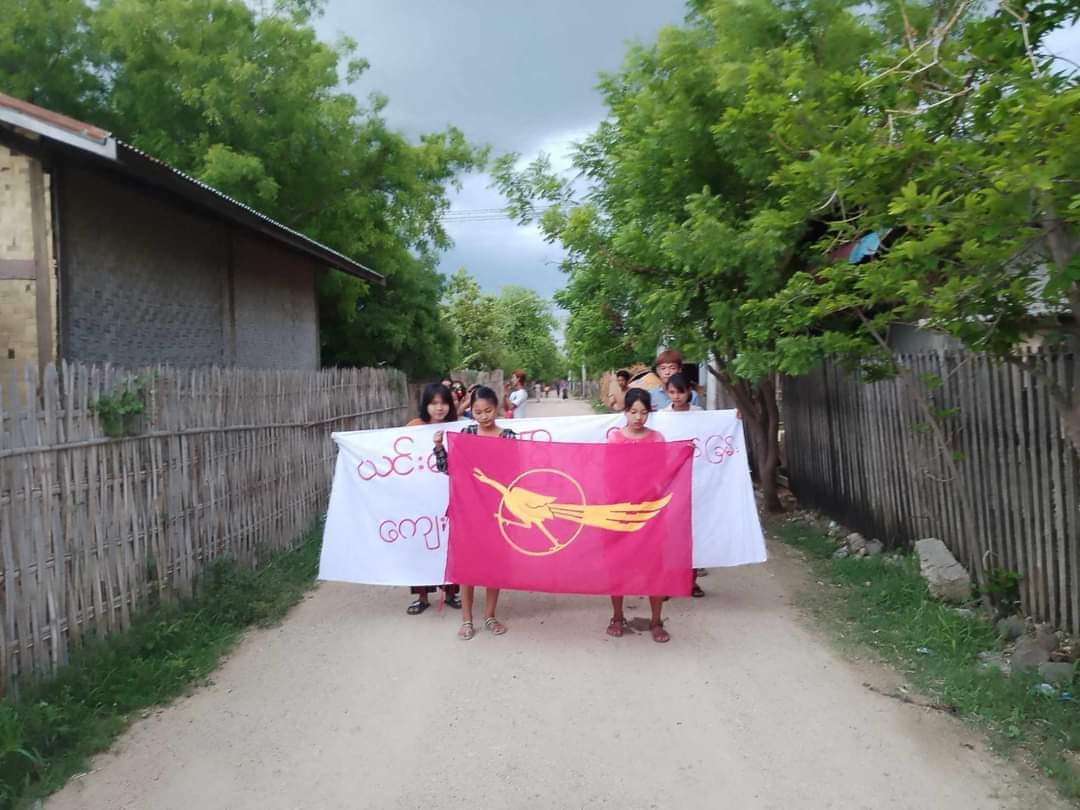 DemoRevoMM's tweet photo. An anti-coup revolutionary protest somewhere in Sagaing region by pro-democracy local people.

#2024May25Coup #AgainstConscriptionLaw #WhatsHappeningInMyanmar https://t.co/8wc3zwiJU9