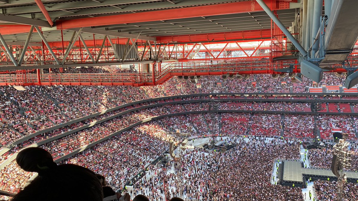 filiiparibeiro's tweet photo. hoje sim a #taylorswiftlisboa está cheia. https://t.co/jnm6RGiFOl