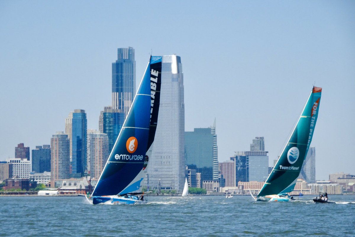 🗽🇺🇸Course de sprint entre la statue de la Liberté et les gratte-ciels de Manhattan, pour se dégourdir les voiles avant le grand départ mercredi, direction les Sables d’Olonne. La « New York Vendée Les Sables », c’est la dernière chance de se qualifier pour le @VendeeGlobe 1/2