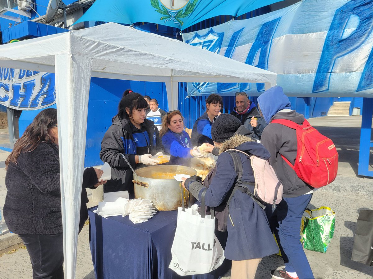 #AHORA

🍲 La <a href="/VelezSCH/">Vélez SCH</a> &amp; Los Pibes de Liniers reparten un locro solidario a todos los que se acercan.
🍚 Venité con tu Tupper y llévate un plato o acércaselo a quien lo necesite.
🇦🇷 Vení a pasar un día patrio y fortinero a la sede del club.
⚽ #Velez 🥘 #Locro