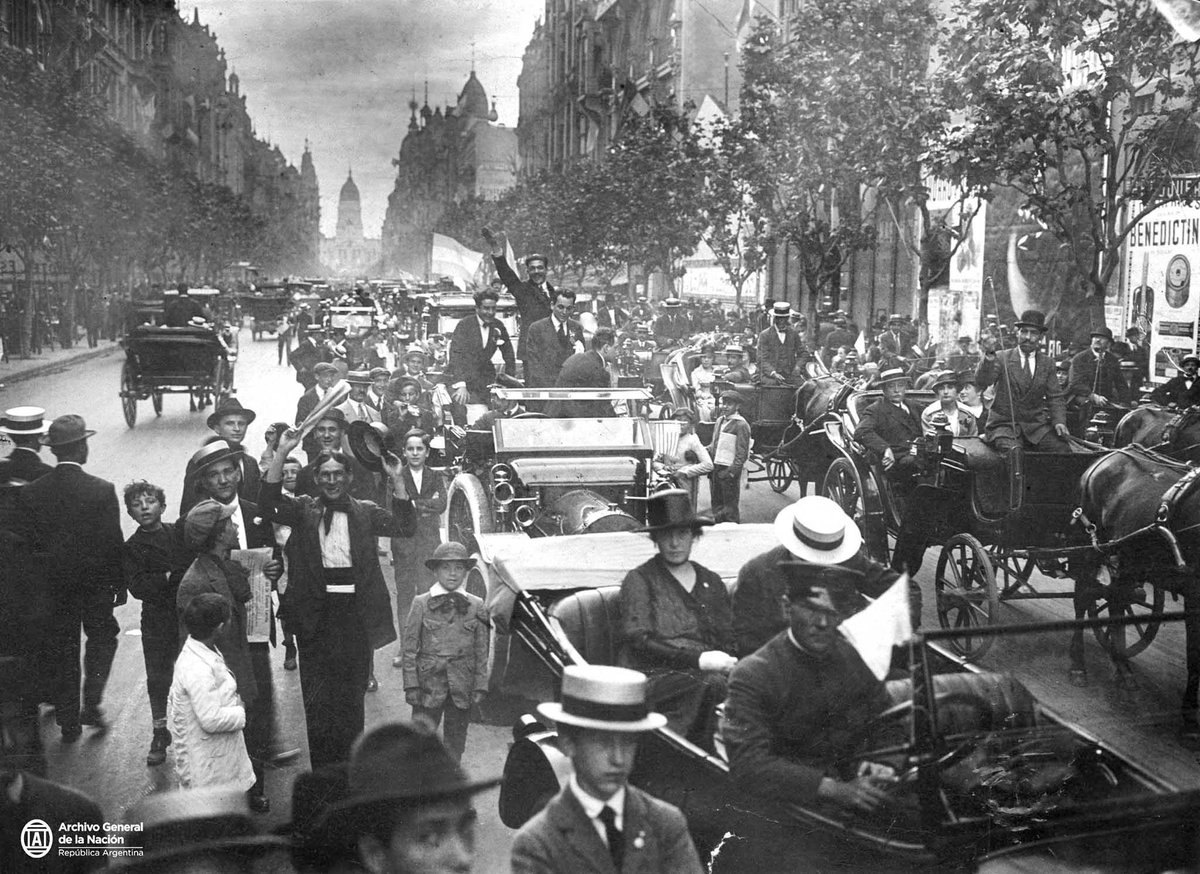 El 25 de mayo de 1910 se celebró en la Argentina el centenario de la Revolución de Mayo. Ese día el país fue una fiesta y hubo actos, homenajes, desfiles y funciones de gala a lo largo de todo el territorio nacional.