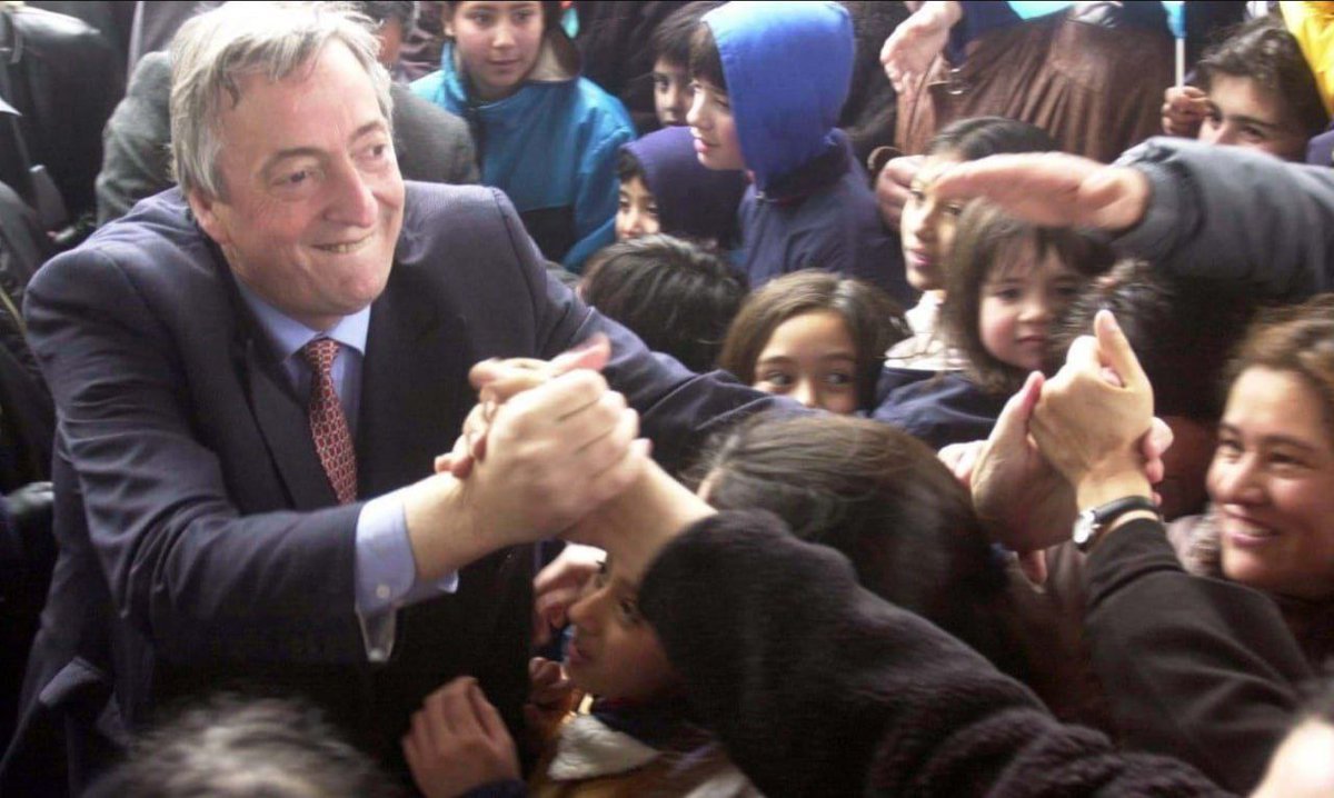 Kicillofok's tweet image. Hace 21 años, Néstor nos mostró que un país distinto era posible y que la salida era con más igualdad y justicia social. El sueño que nos propuso en su asunción presidencial es hoy más necesario que nunca: recuperar los valores de nuestros patriotas y construir una Argentina más…