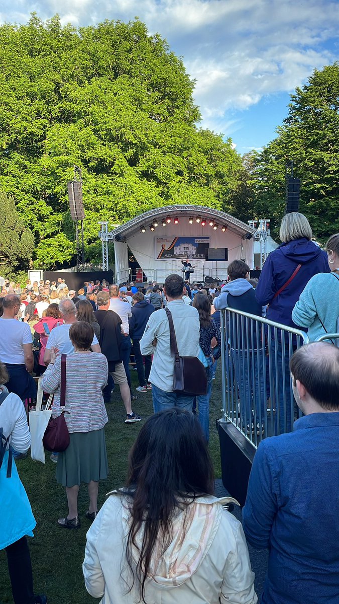 Hammer! Zum Fest der Demokratie <a href="/BundesstadtBonn/">Bundesstadt Bonn</a> kamen  heute 61.000 Besucher auf den Platz der Vereinten Nationen, die Villa Hammerschmidt und den Park des Palais Schaumburg. Es war eine wunderbare, entspannte und fröhliche Atmosphäre. Danke an alle, die dazu beigetragen haben!