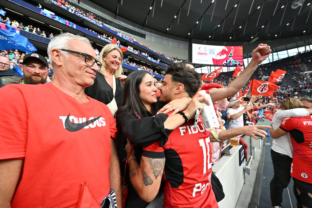 Ladepechesports's tweet photo. Romain Ntamack et sa compagne Lisa célèbrent le titre du @StadeToulousain en @ChampionsCup après le succès contre le @Leinster ! #LEIvST #LEIST #ST #InvestecChampionsCup #Rugby 📸DDM, Laurent Dard https://t.co/Dp9pkaHM23